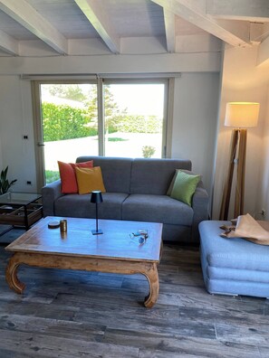 Villa, 1 soverom, privat basseng, hageutsikt | Oppholdsrom | Bøker