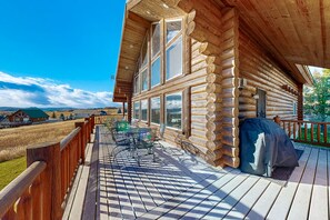 Outdoor dining - Genuine log cabin w/stunning lake views & boat parking (Garden City)