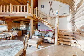 TV, table football, books - Genuine log cabin w/stunning lake views & boat parking (Garden City)