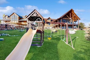 Children’s area - Genuine log cabin w/stunning lake views & boat parking (Garden City)