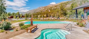 Spacious condo w/ fast wifi, shared pool, hot tub & tennis courts