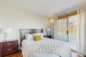 Iron/ironing board, internet, bed sheets - Inviting Bremerton getaway with full kitchen, WiFi & great central location (Bremerton)