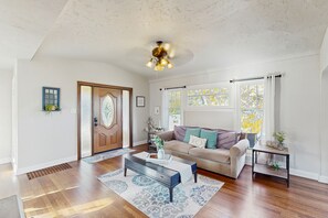 TV - Inviting Bremerton getaway with full kitchen, WiFi & great central location (Bremerton)