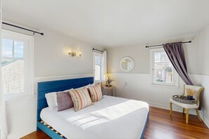 مكواة/لوح كي وخدمة الإنترنت وملاءات أسرّة