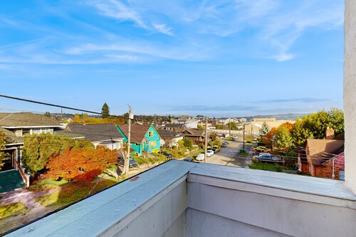 Inviting Bremerton getaway with full kitchen, WiFi & great central location