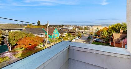 Inviting Bremerton getaway with full kitchen, WiFi & great central location