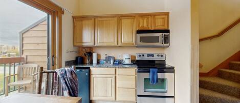 Een magnetron, een oven, een kookplaat, een koffiezetapparaat/waterkoker