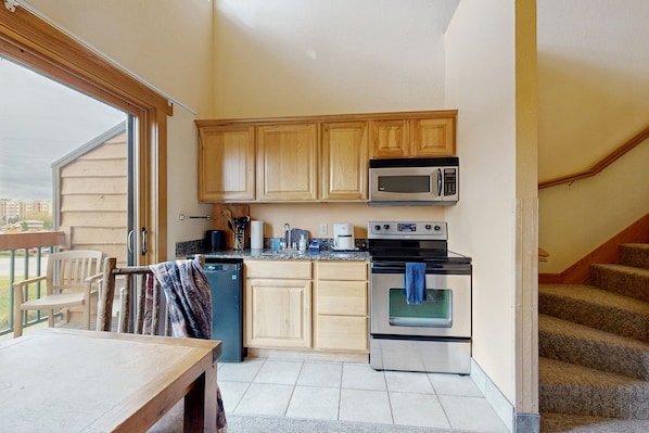 Microwave, oven, stovetop, coffee/tea maker - Chula Vista Studio + Loft condo with fast WiFi, central AC, & kitchenette (Wisconsin Dells)