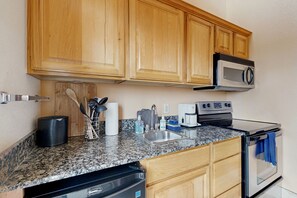 Microwave, oven, stovetop, coffee/tea maker - Chula Vista Studio + Loft condo with fast WiFi, central AC, & kitchenette (Wisconsin Dells)