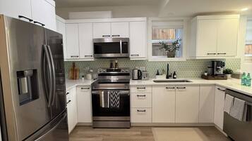 Jääkaappi, mikroaaltouuni, uuni, liesi