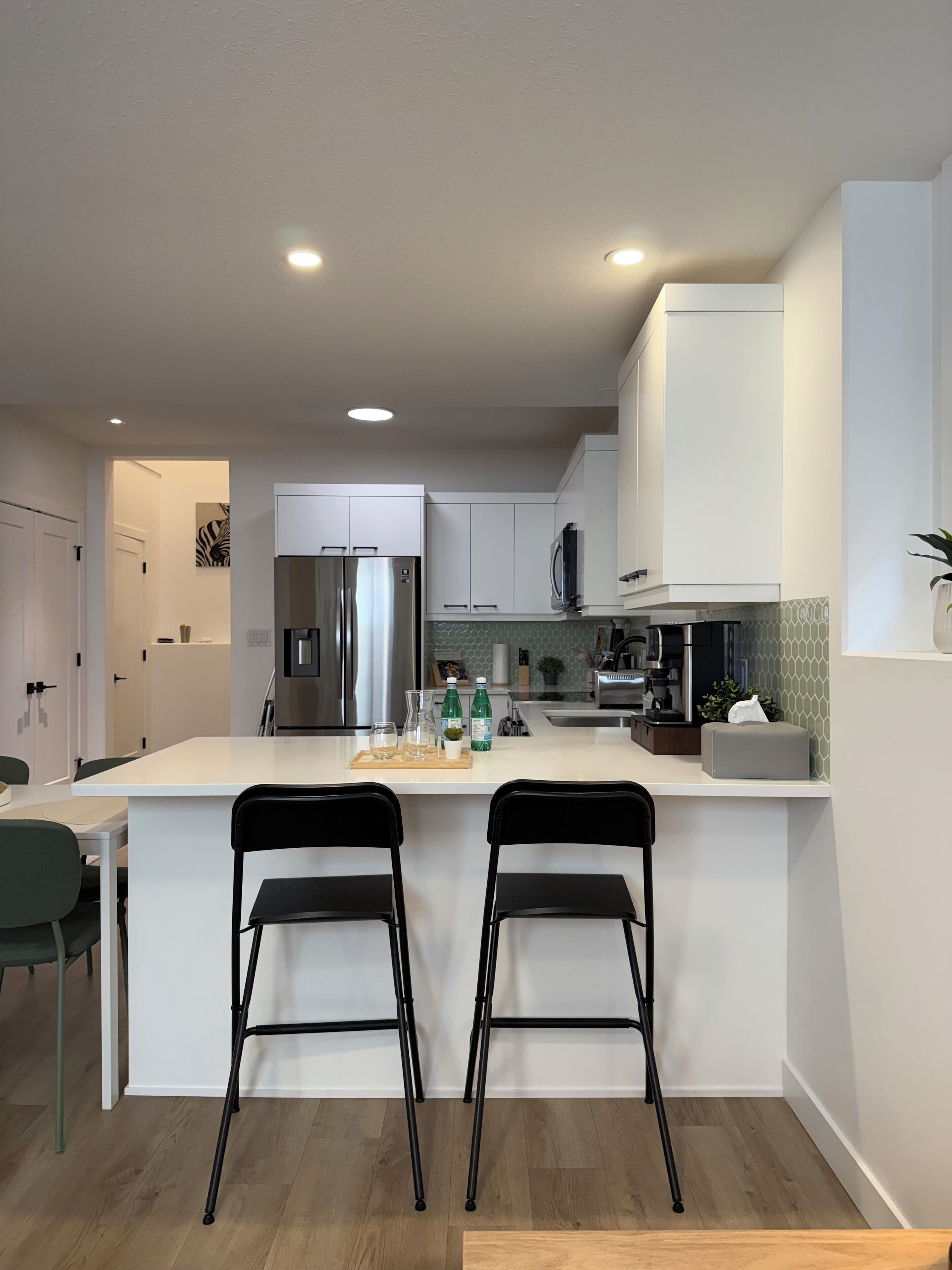 Frigorífico, microondas, horno y placa de cocina