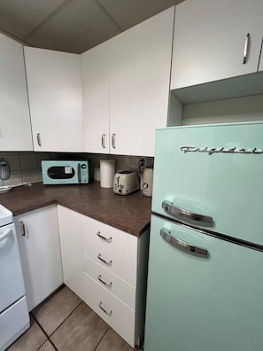 Fridge, microwave, oven, stovetop - Cozy Retro Basement suite your Home away from Home (Lethbridge)