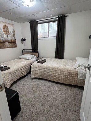 2 bedrooms, free WiFi, bed sheets - Cozy Retro Basement suite your Home away from Home (Lethbridge)