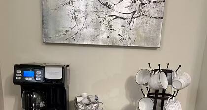 Cozy Retro Basement suite your Home away from Home