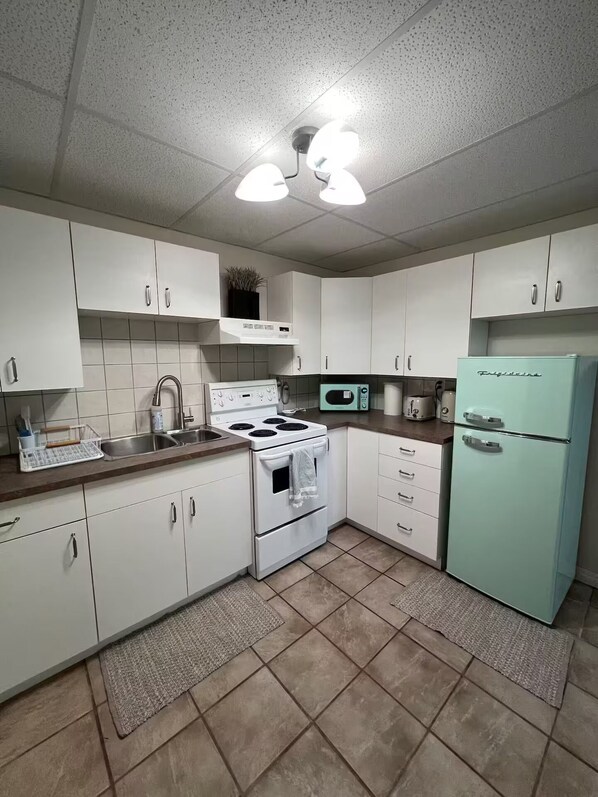 冰箱、微波炉、烤箱、炉灶