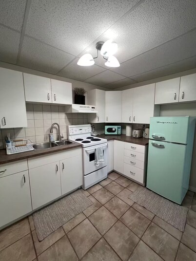 Cozy Retro Basement suite your Home away from Home