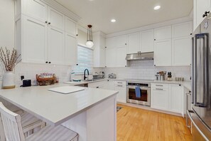 Jääkaappi, mikroaaltouuni, uuni, liesi