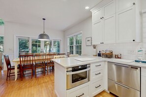 Jääkaappi, mikroaaltouuni, uuni, liesi