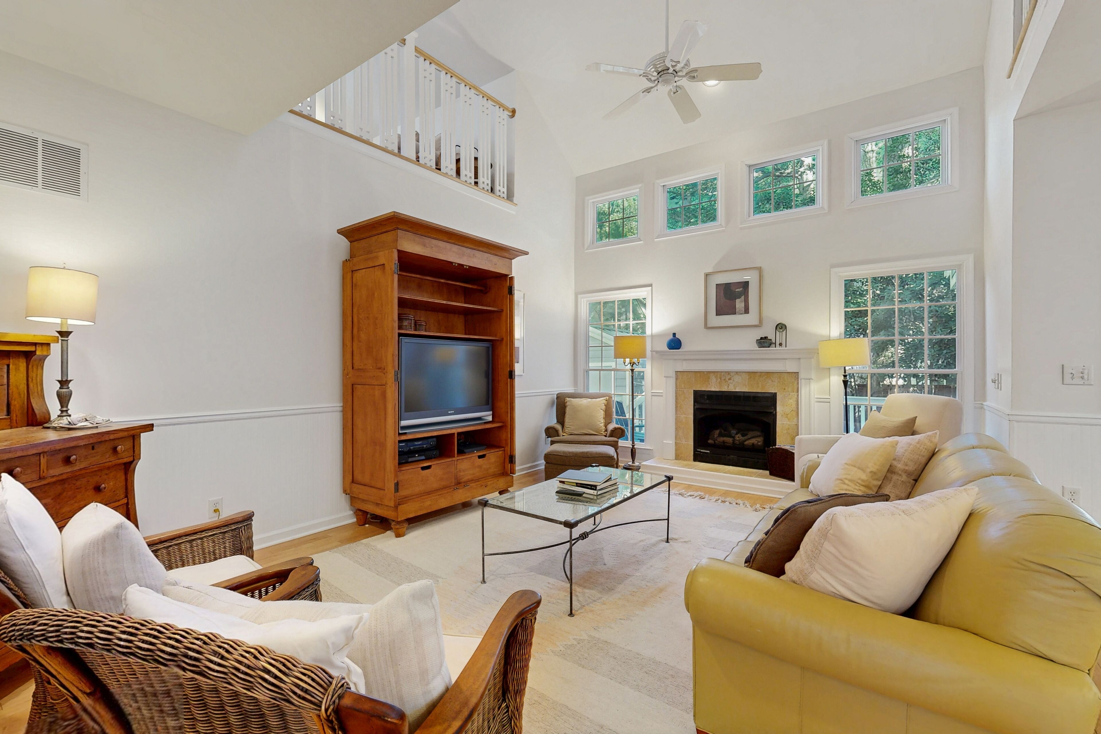 Téléviseur, foyer, lecteur de DVD, livres