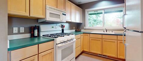 Réfrigérateur, micro-ondes, four, plaque de cuisson