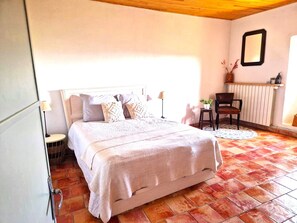 4 chambres, fer et planche à repasser, Wi-Fi, draps fournis