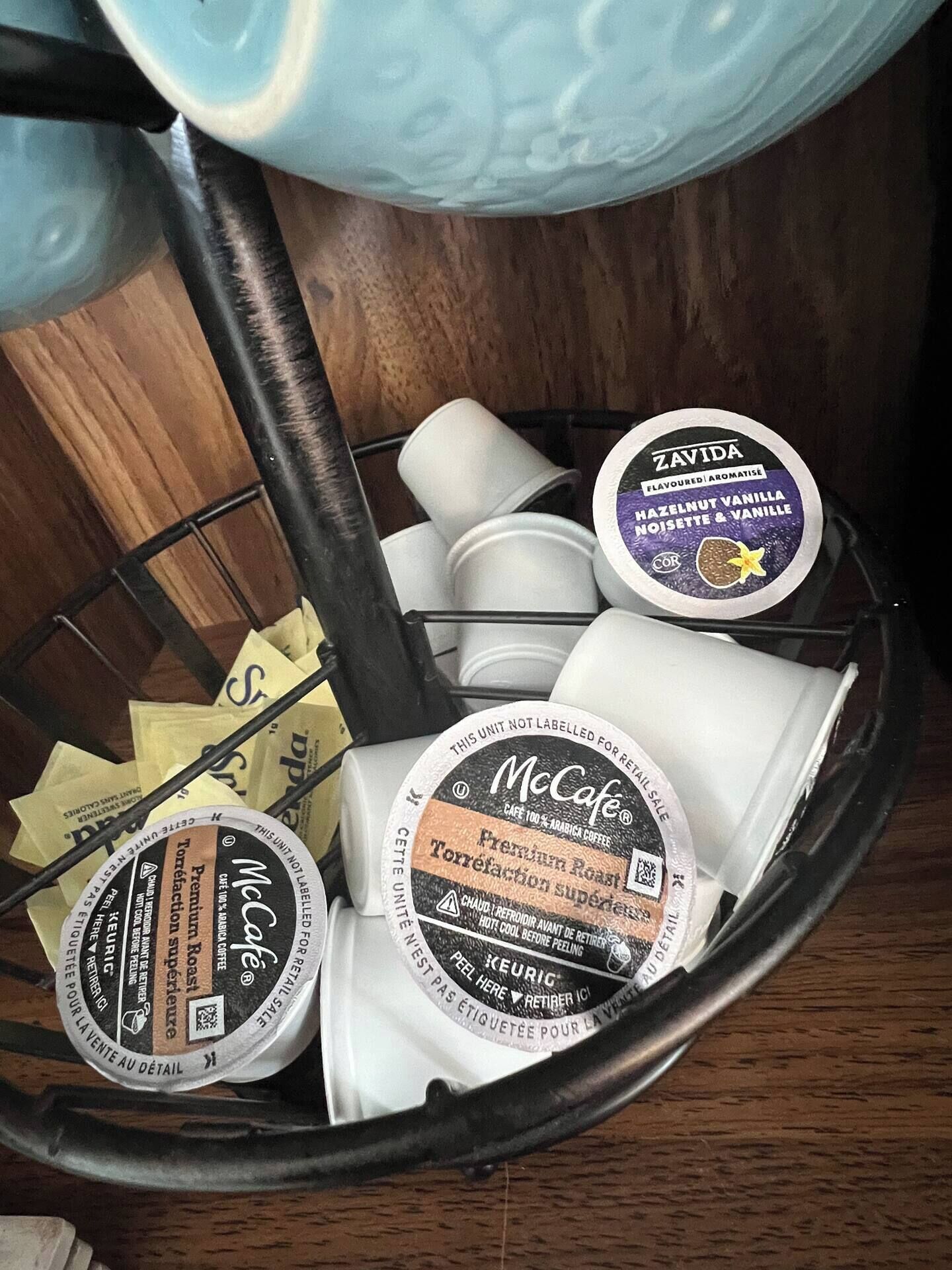 En kaffemaskine med mælkeskummer og kaffekapselholder.