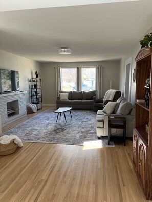 Una Smart TV, una chimenea