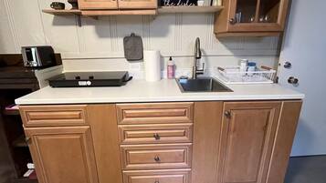 冷蔵庫、オーブン、コンロ、コーヒー / ティーメーカー