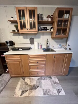 Réfrigérateur, four, plaque de cuisson, cafetière/bouilloire