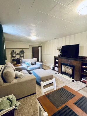 Smart TV, fireplace - Basement suite & fenced yard (Lethbridge)