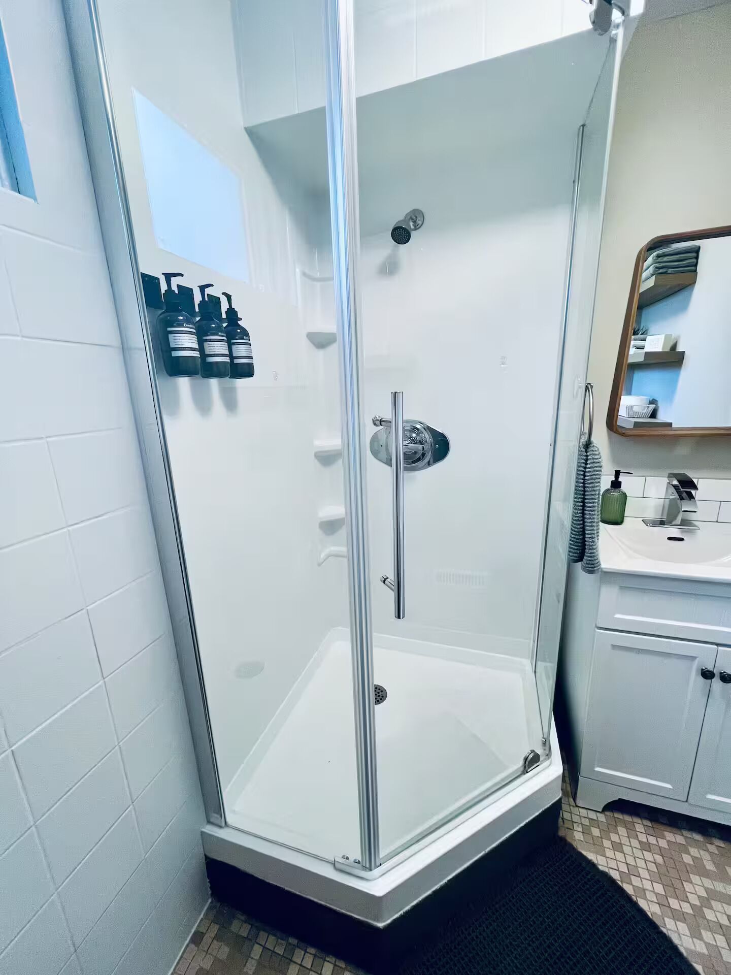 Een douche, een haardroger, handdoeken, zeep