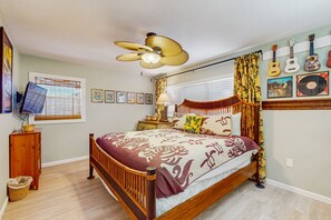 2 bedrooms, iron/ironing board, Internet, bed sheets - Dog friendly home with lanai, internet, and perfect location (Anna Maria)