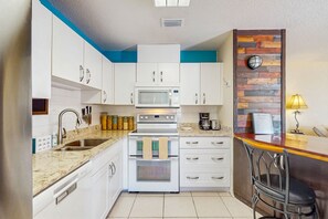Fridge, microwave, oven, stovetop - Dog friendly home with lanai, internet, and perfect location (Anna Maria)
