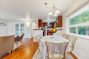 Dining - Charming home w/ office, close to Seattle, Lake Washington, & Cedar River (Renton)
