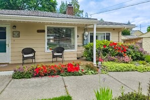 Exterior - Charming home w/ office, close to Seattle, Lake Washington, & Cedar River (Renton)