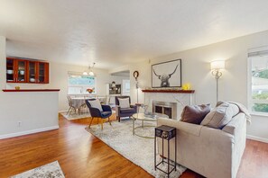 TV - Charming home w/ office, close to Seattle, Lake Washington, & Cedar River (Renton)