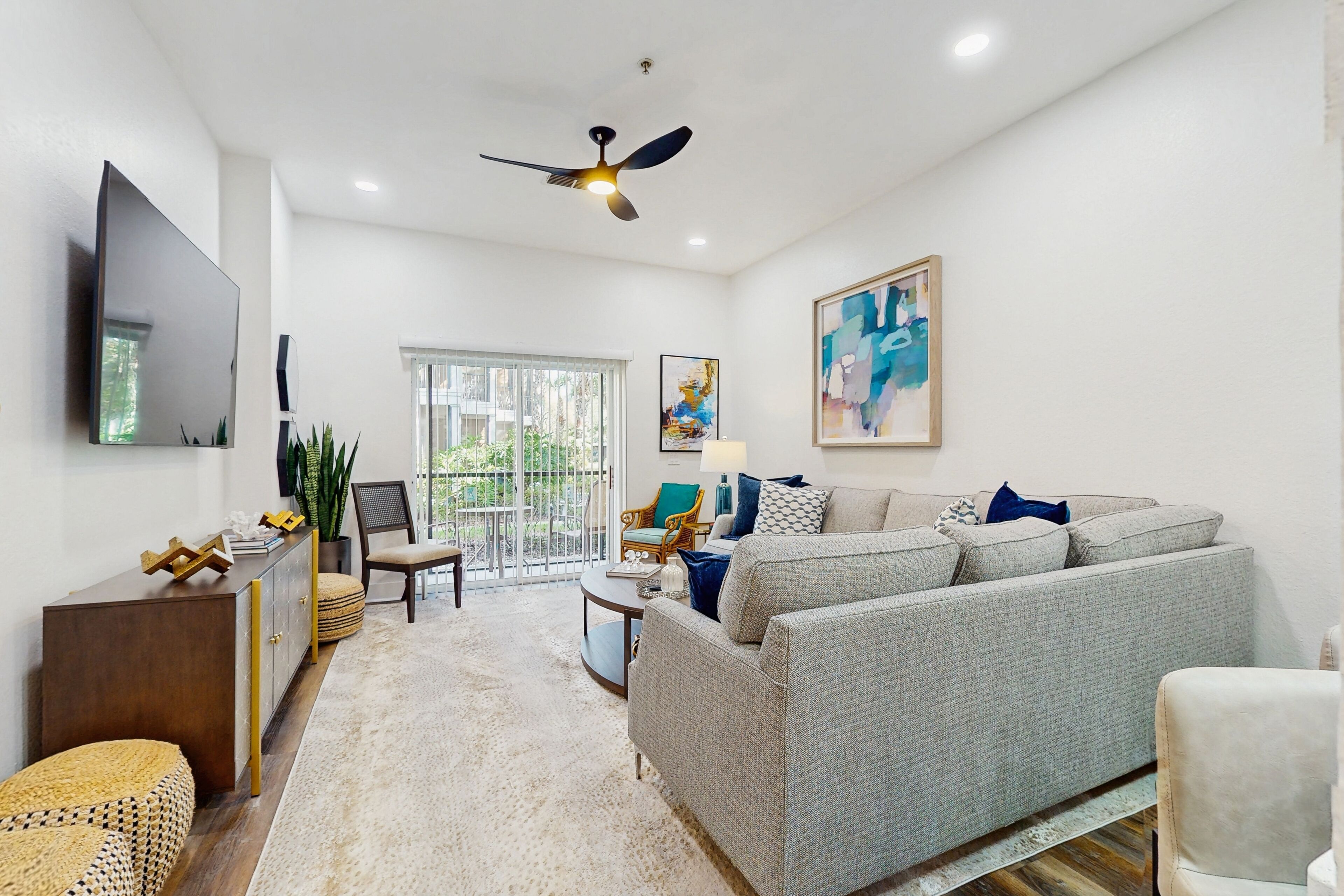 Tv, bordsfotboll och ett bordtennisbord