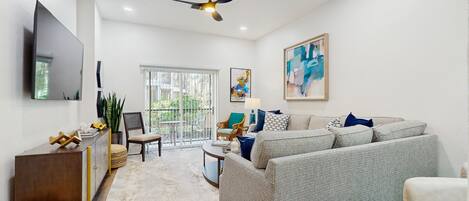 Tv, bordsfotboll och ett bordtennisbord