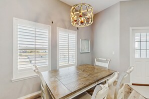 Dining - Charming Home w/ shared pool, boat launch & boat wash, fishing & golf nearby (Rockport)