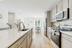 ثلاجة، ميكروويف، فرن، موقد طهي مسطح