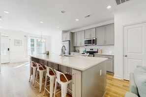 ثلاجة، ميكروويف، فرن، موقد طهي مسطح