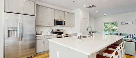 冷蔵庫、電子レンジ、オーブン、コンロ