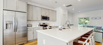 Peaceful lake retreat with scenic balcony, patio, kayaks, shared beach & dock