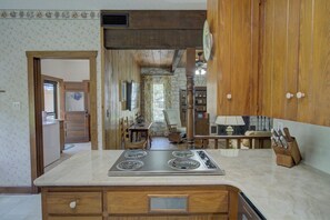 Fridge, microwave, oven, stovetop - NEW! Country living on Acres I 20 Mins to Austin (Manchaca)