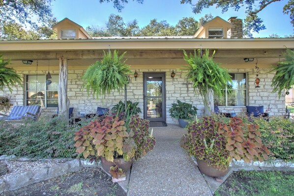 Exterior - NEW! Country living on Acres I 20 Mins to Austin (Manchaca)