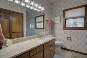 Een douche, een haardroger, handdoeken, zeep