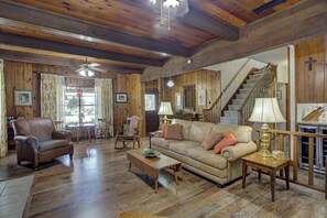 Smart TV, books - NEW! Country living on Acres I 20 Mins to Austin (Manchaca)