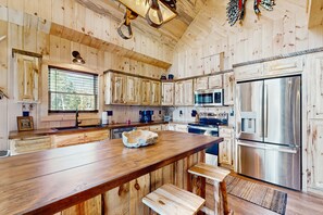 ثلاجة، ميكروويف، فرن، موقد طهي مسطح