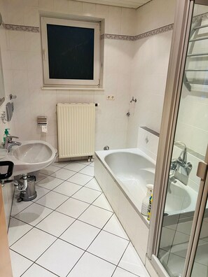 Séchoir à cheveux, savon, papier de toilette