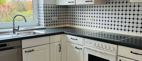 冷蔵庫、オーブン、コンロ、食器洗い機